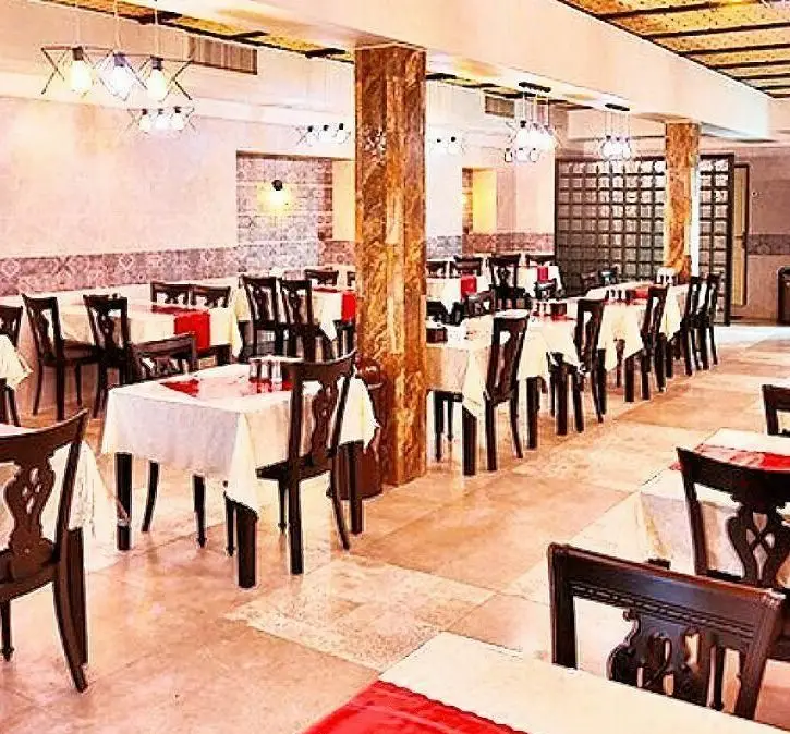 فضای داخلی دلنشین و دنج رستوران سلطان، آماده پذیرایی از مشتریان با چیدمان زیبای میز و صندلی‌ها و دکوراسیون گرم و صمیمی.