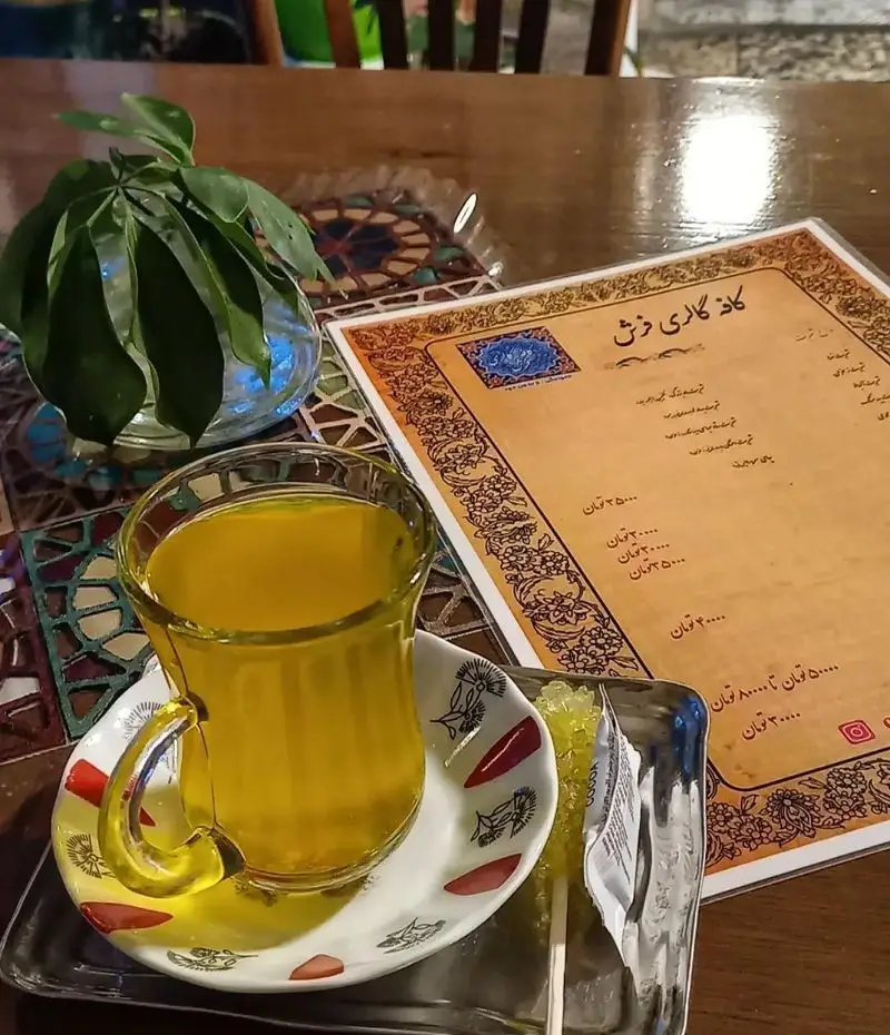 نوشیدنی گرم و نبات در کافه گالری فرش، همراه با منوی متنوع و دکوراسیون دلنشین سنتی. فضایی آرام برای لذت یک عصرانه دلپذیر.