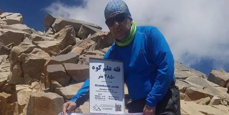 کافه فرش، مقصدی برای انتخاب بهترین فرش‌های دستباف و ماشینی با طراحی‌های مدرن و سنتی، اوج زیبایی و کیفیت را تجربه کنید.