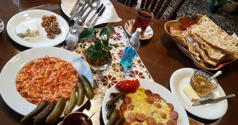 صبحانه ایرانی اصیل در کافه فرش با املت سوسیس، تخم مرغ، نان گرم، پنیر و مخلفات تازه برای شروع پر انرژی روز.