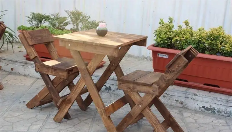 میز و صندلی تاشو چوبی در فضای باز ویچنزا؛ ایده‌آل برای لذت بردن از غذای فست فود در محیطی دلنشین و آرام.