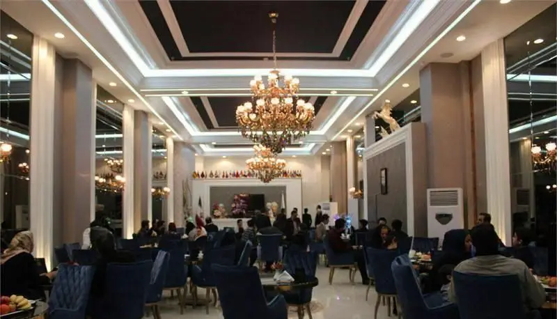 مشتریان در رستوران فرنگی حافظ، محیطی لوکس و دلنشین با سقف بلند، لوسترهای کریستالی و دکوراسیون مدرن. ایده‌آل برای صرف غذای فرنگی.