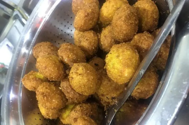 فلافل‌های تازه و طلایی ساندویچی فلافل مامان جون، آماده سرو در ظرف فلزی، نمادی از طعم اصیل و کیفیت عالی.