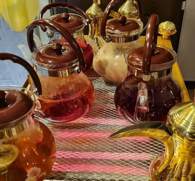 پذیرایی خاص در کافه نخل با انواع چای، دمنوش‌های میوه‌ای و قهوه. نوشیدنی‌های دلنشین برای دورهمی‌های شما در محیطی آرام و مدرن.