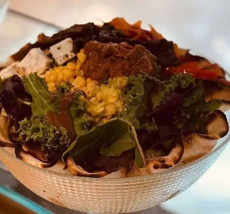 کاسه سالاد رنگارنگ و مقوی رستوران ایتالیایی بونو ظفر با سبزیجات تازه، ذرت، آووکادو، پنیر فتا، قارچ و سس مخصوص.