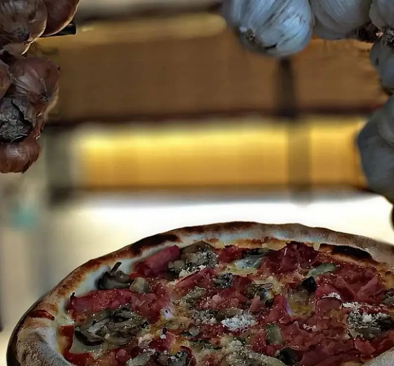 پیتزای ژامبون و قارچ لذیذ با مواد تازه در رستوران ایتالیایی بونو ظفر. بهترین پیتزاهای ظفر با کیفیت عالی و طعمی ماندگار.