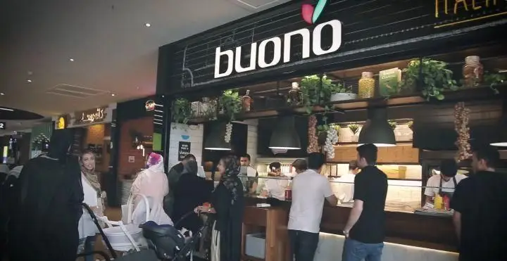 فضای دلپذیر و پرهیاهوی رستوران ایتالیایی بونو ظفر با مشتریانی در حال تجربه غذایی دلچسب و دکوراسیون الهام‌گرفته از ایتالیا.