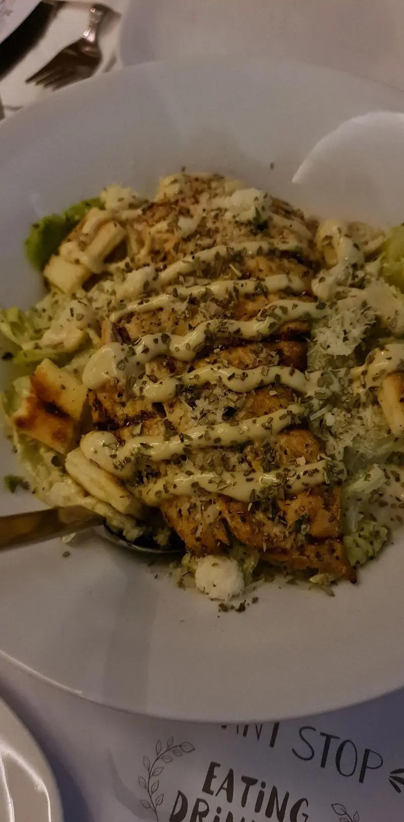 سالاد سزار بونو ظفر با مرغ گریل شده، پنیر کبابی، کاهو تازه، سس مخصوص و سبزیجات معطر. لذتی سالم در رستوران ایتالیایی.