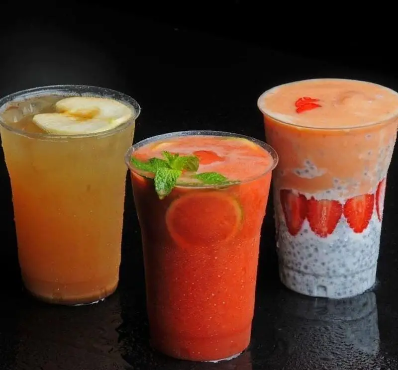 سه نوشیدنی خنک و تازه در رستوران ایتالیایی بونو ظفر: آب سیب، اسموتی میوه قرمز با نعناع و نوشیدنی لایه‌ای توت فرنگی و چیا.