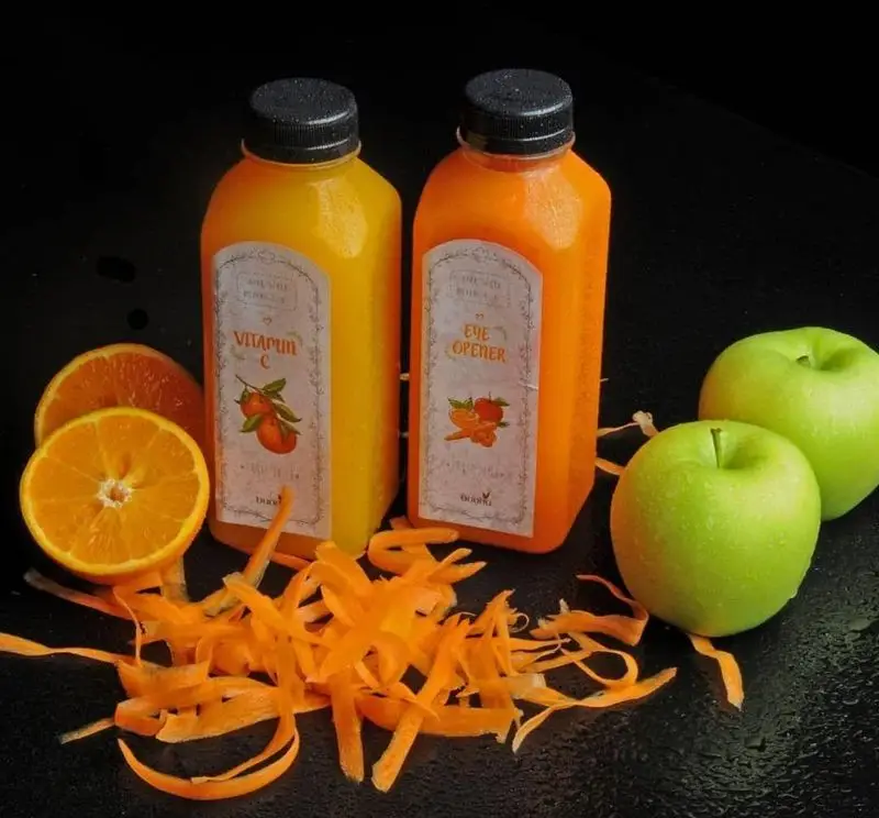 آبمیوه‌های طبیعی و تازه بونو ظفر: نوشیدنی ویتامین C پرتقالی و تقویت‌کننده چشم هویج با سیب سبز. سلامتی در هر جرعه از رستوران ایتالیایی بونو ظفر.