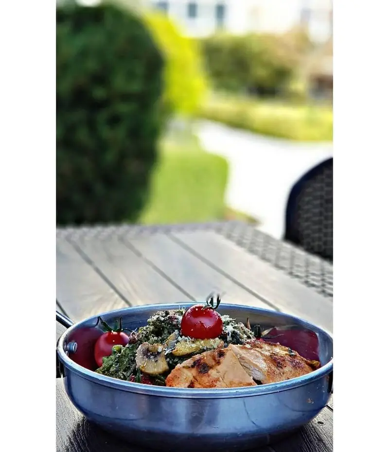 مرغ گریل و سبزیجات تازه با گوجه گیلاسی و قارچ در ماهیتابه کوچک، تجربه‌ای دلپذیر از غذای ایتالیایی در رستوران بونو ظفر.