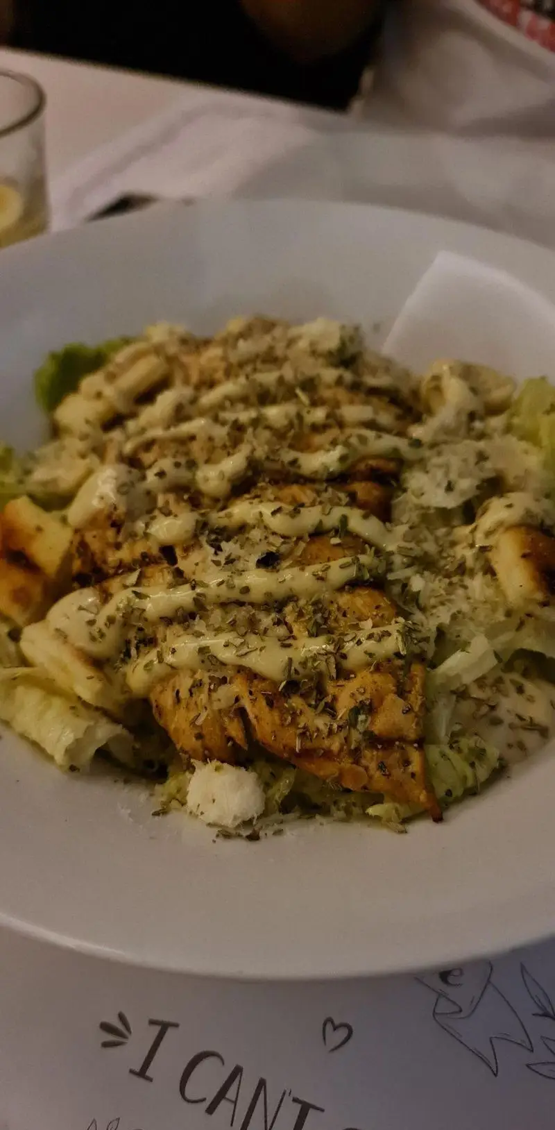 سالاد سزار مرغ گریل با سس خامه ای، کاهو و نان کروتون در رستوران ایتالیایی بونو ظفر، انتخابی دلپذیر و مغذی.