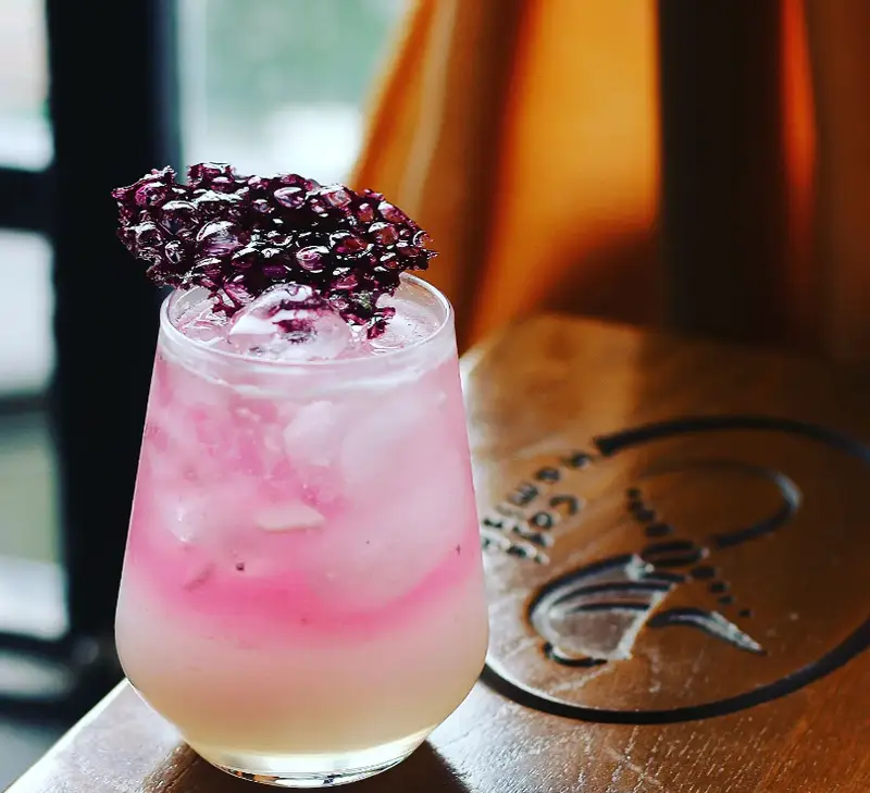 نوشیدنی خنک و صورتی کافه همیشگی، با لایه‌های زیبا و گارنیش خاص. مناسب برای تجربه طعمی تازه و دلپذیر.