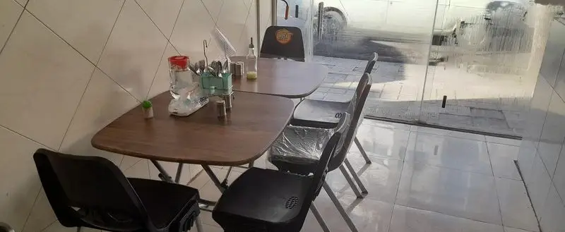 محیط داخلی طباخی قوچ سفید با میز و صندلی‌های تمیز و مرتب، آماده برای پذیرایی از مشتریان و صرف کله‌پاچه و سیراب شیردان.