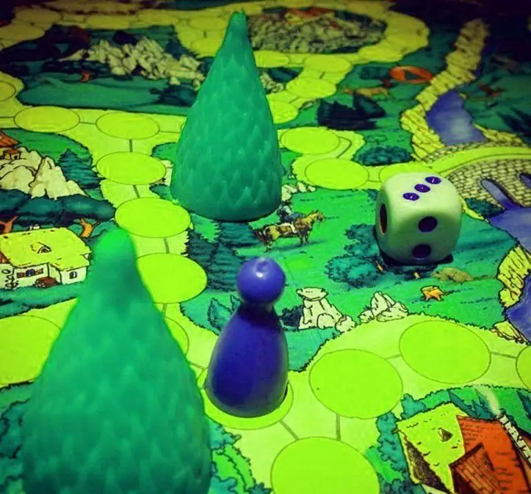 سفر به دنیای طعم‌ها با بازی تخته‌ای و مهره‌های رنگی بر روی نقشه. اکتشاف و لذت در رستوران فرنگی پیچ، مقصدی برای هر سلیقه.