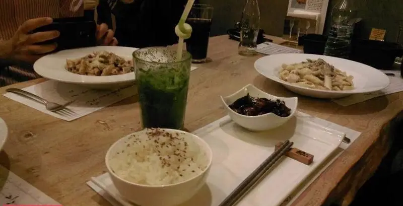 میز شام در رستوران فرنگی پیچ با پاستاهای خامه‌ای، برنج با دانه‌های کنجد، نوشیدنی سبز تازه و مخلفات. تجربه‌ای لذت‌بخش از غذاهای فرنگی.