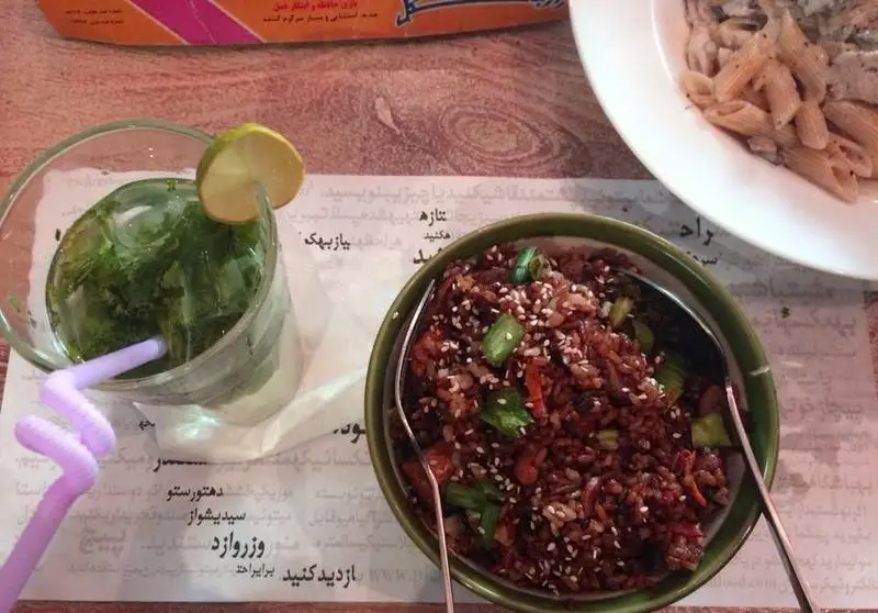 در رستوران فرنگی پیچ، غذای اصلی برنج با کنجد و سبزیجات، پاستا پنه با سس خامه ای و نوشیدنی لیمو-نعنا برای یک تجربه غذایی عالی.