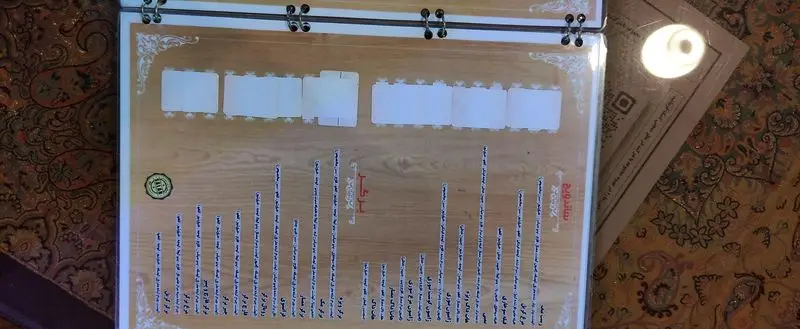 منو غذا و نوشیدنی کافه رستوران سالار، با طراحی چوبی و ستون های منظم لیست آیتم ها، آماده سفارش مشتریان.