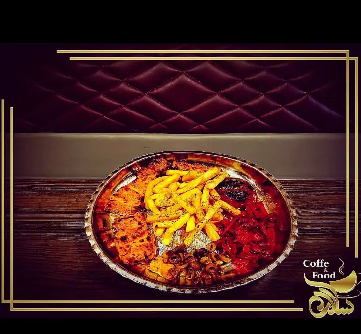 بشقاب لذیذ کباب، سیب‌زمینی سرخ کرده، خوراک و زیتون در کافه رستوران سالار. تجربه طعم بی‌نظیر غذاهای باکیفیت.