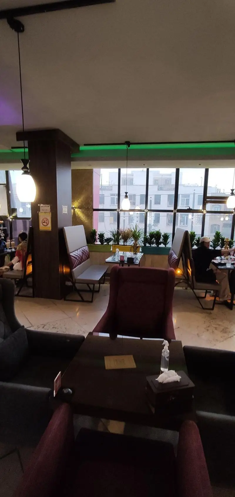 فضای داخلی کافه رستوران سالار با دکوراسیون مدرن، نورپردازی دلنشین، میز و صندلی‌های راحت و ویو شهری زیبا برای مشتریان.