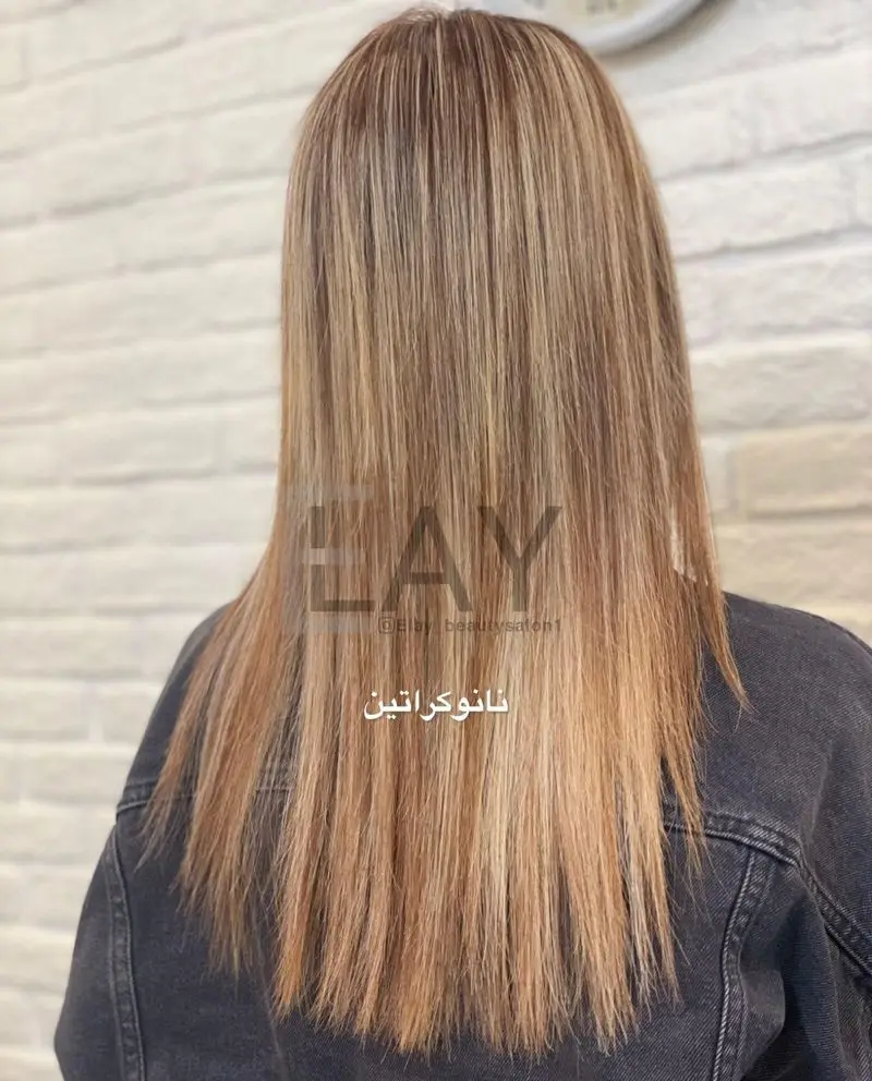 موهای زنانه بلند و صاف با هایلایتهای جذاب و براق، حاصل خدمات نانوکراتین و رنگ در سالن زیبایی الآی.