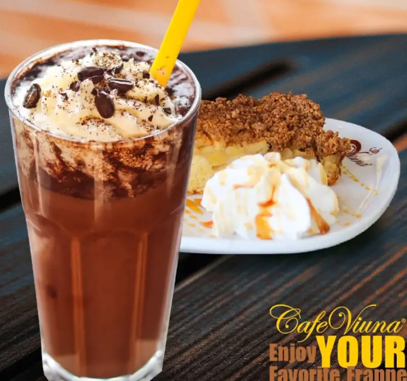 تصویری جذاب از فراپه شکلاتی خنک و کیک سیب دلپذیر کافه ویونا، تجربه‌ای شیرین و خاطره‌انگیز را ارائه می‌دهد.