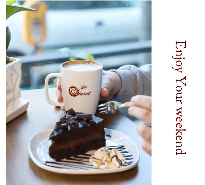 عکس دلنشین از لحظات آرامش‌بخش در کافه ویونا، همراه با قهوه لذیذ و کیک شکلاتی خوشمزه برای آخر هفته‌ای به‌یادماندنی.