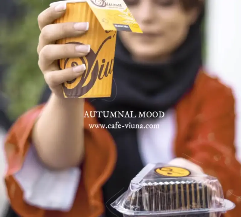 پاییزی دلنشین با کافه ویونا: نوشیدنی گرم چای سیاه و کیک خوشمزه بیرون‌بر. مناسب برای سفارش آنلاین از www.cafe-viuna.com