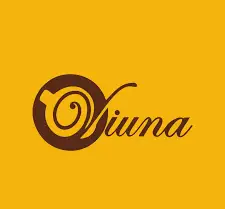 لوگوی رسمی کافه ویونا با نام "Viuna" به رنگ قهوه‌ای تیره بر روی پس‌زمینه طلایی، شامل نماد فنجان قهوه و پیچک هنری. معرفی برند و شعبه‌ها.