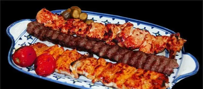 لذت طعم اصیل ایرانی با بشقاب کباب میکس کوبیده و جوجه به همراه گوجه کبابی و ترشی در سفره خانه سنتی باربد.