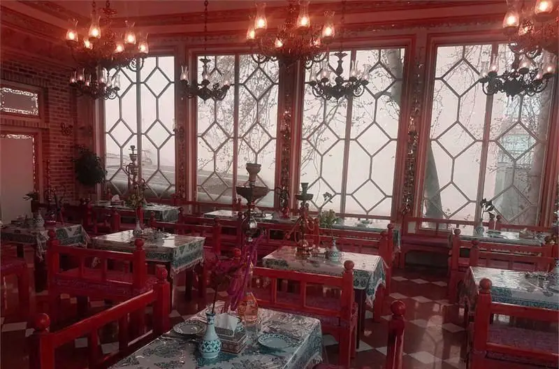 سفره خانه سنتی باربد: فضایی اصیل با پنجره‌های مشبک دلنشین، مبلمان سنتی قرمز، لوسترهای کلاسیک و قلیان برای تجربه‌ای بی‌نظیر.