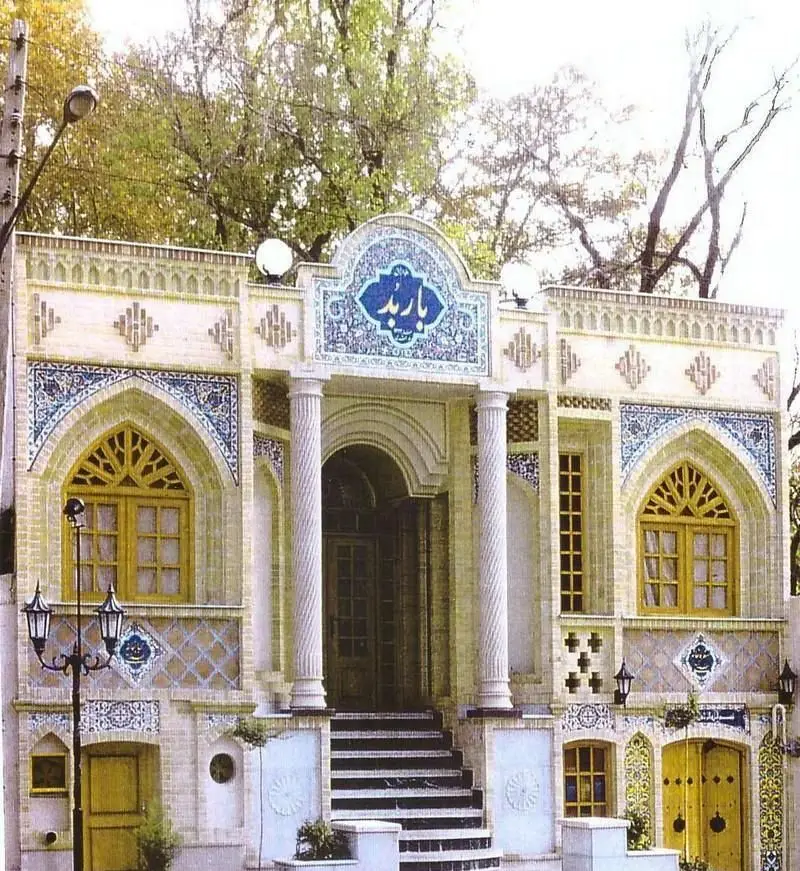 نمای زیبای سفره خانه سنتی باربد با معماری اصیل ایرانی و کاشی‌کاری‌های هنرمندانه. ورودی دلنشین یک فضای سنتی و آرام.