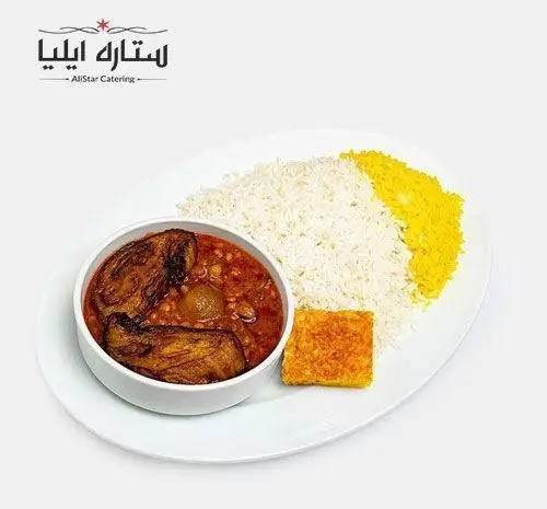 تصویر خورشت بادمجان مجلسی تهیه غذای ستاره ایلیا با برنج سفید و پلو زعفرانی، به همراه ته دیگ طلایی از AllStar Catering.