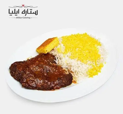 بشقاب کامل غذای ایرانی از تهیه غذای ستاره ایلیا شامل دو تکه گوشت با سس، برنج سفید و برنج زعفرانی روشن.
