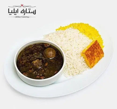 قورمه سبزی اصیل ایرانی به همراه پلو سفید، پلو زعفرانی و ته دیگ طلایی، غذای لذیذ از تهیه غذای ستاره ایلیا AllStar Catering.