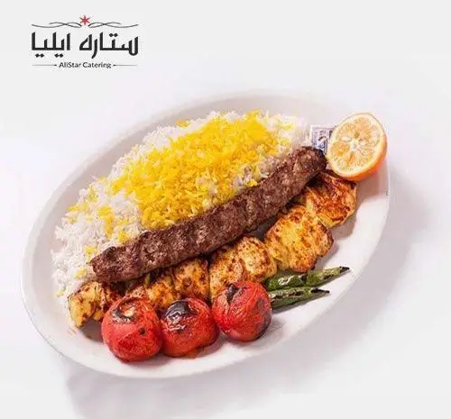 تصویری از چلوکباب کوبیده و جوجه لذیذ همراه با گوجه کبابی و برنج زعفرانی، آماده شده توسط تهیه غذای ستاره ایلیا AllStar Catering، انتخابی عالی برای غذای ایرانی.