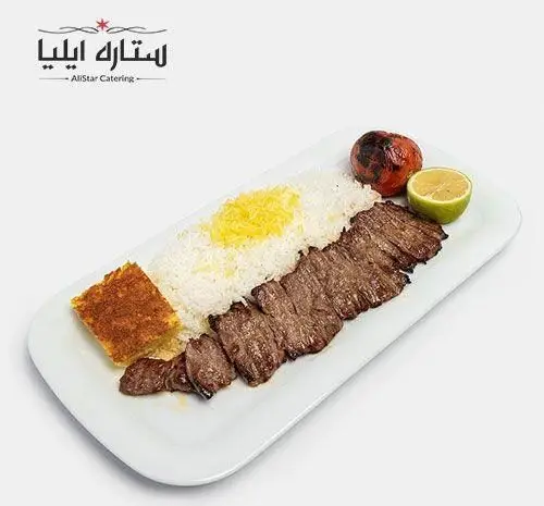 چلو کباب برگ لذیذ و ته دیگ ترد از تهیه غذای ستاره ایلیا. این غذای اصیل ایرانی با گوجه کبابی و لیمو سرو شده است.