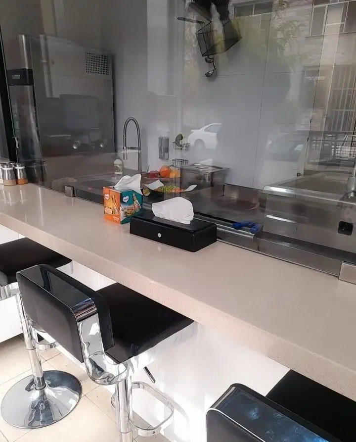 فضای داخلی فست فود دونر نوئل، شامل پیشخوان تمیز، صندلی‌های مدرن و آشپزخانه‌ای بهداشتی برای آماده‌سازی دونر و غذاهای فست فود.