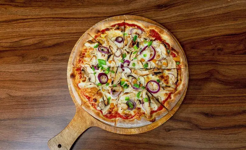 پیتزا لذیذ آمی چی با ترکیبات تازه مرغ، قارچ، پیاز قرمز، فلفل دلمه سبز و پنیر ذوب شده، آماده سفارش و ارسال سریع.