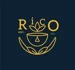 لوگوی زیبای کافه ریکو با طرح برگ، فنجان و حروف "Rico" به رنگ طلایی در پس‌زمینه آبی تیره. نماد کیفیت و نوشیدنی‌های خاص از سال 2021.