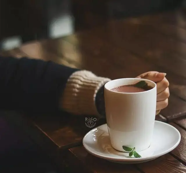 تجربه دلنشین نوشیدنی گرم در کافه ریکو؛ لحظات آرامش‌بخش با طعم بی‌نظیر قهوه یا شکلات داغ در فضایی دنج و دلپذیر.