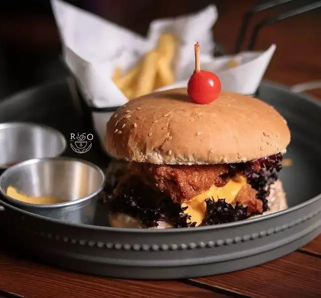 برگر ویژه و لذیذ کافه ریکو با پتی ترد، پنیر آب‌شده، سبزیجات تازه، سیب‌زمینی سرخ‌کرده و سس مخصوص.