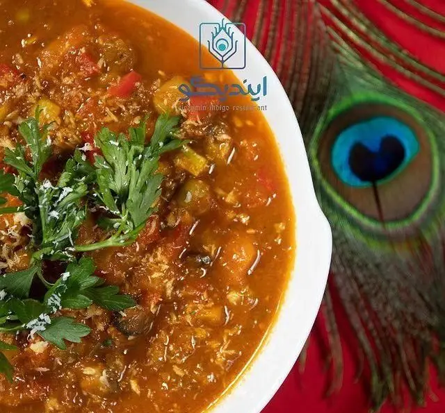 خورشت خوشمزه ایرانی با سبزیجات تازه، سرو شده در کافه رستوران زیرزمین. غذای لذیذ برای تجربه ای دلنشین.