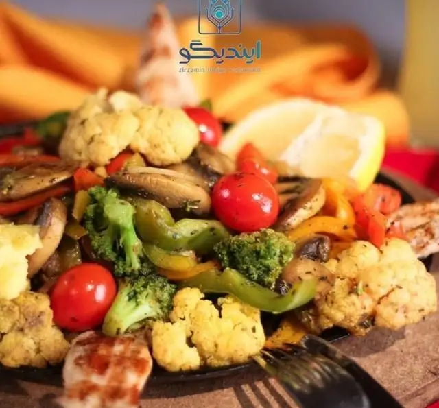 بشقاب غذای سالم و خوشمزه از سبزیجات گریل (بروکلی، گل کلم، فلفل دلمه، قارچ، گوجه گیلاسی) و مرغ گریل کافه رستوران زیرزمین