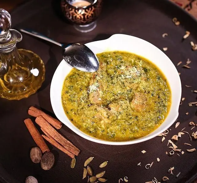 یک کاسه خورشت سبز سنتی ایرانی با گوشت و ادویه‌های معطر هل، دارچین و جوز هندی در کافه رستوران زیرزمین. طعمی بی‌نظیر!