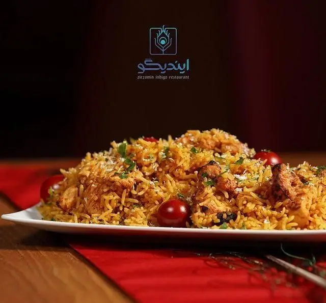 بریانی مرغ زعفرانی و مجلسی کافه رستوران زیرزمین ایندیگو، یک غذای سنتی و لذیذ، ایده‌آل برای ناهار و شام دلنشین.
