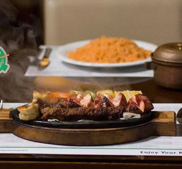 سینی کباب میکس آبدار و داغ شامل جوجه، کوبیده و سبزیجات در کافه رستوران زیرزمین. تجربه‌ای بی‌نظیر از غذای ایرانی با برنج.