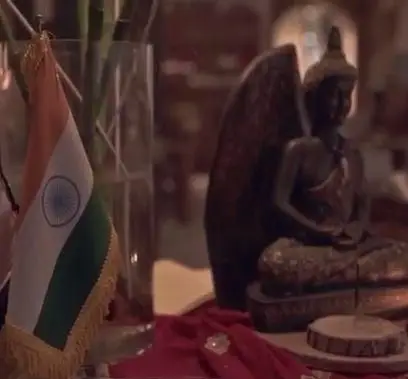 فضای داخلی خاص و دلنشین کافه رستوران زیرزمین با تزئینات فرهنگی شامل پرچم هند، مجسمه بودا و اکسسوری‌های زیبا.