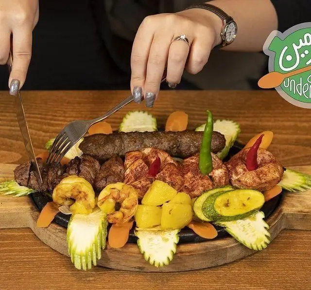 کباب میکس لذیذ کافه رستوران زیرزمین: ترکیبی از گوشت، جوجه کباب و سبزیجات تازه. بهترین غذای ایرانی برای شما.