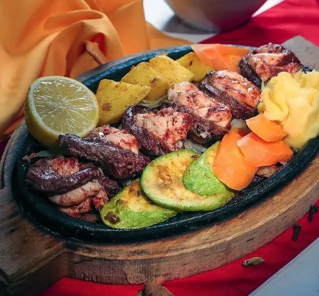 سینی غذای داغ کافه رستوران زیرزمین شامل کباب، جگر، سیب‌زمینی گریل و پوره، هویج و کدو با لیمو، انتخابی ایده‌آل.